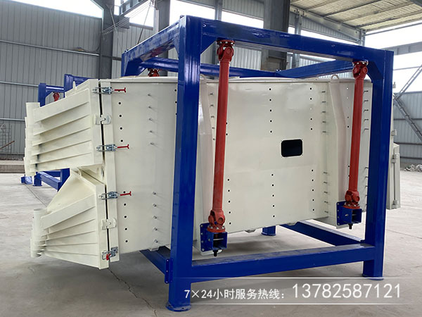 搖擺篩的篩分和哪些因素有關(guān)么？廠家?guī)懔私? />
</p>
什么是搖擺篩？搖擺篩實(shí)際上是一種高精度的篩分設(shè)備。搖擺篩的一個(gè)優(yōu)點(diǎn)是，其篩分精度、篩分效率和篩分壽命是傳統(tǒng)圓篩的5-10倍，非常適合處理難以處理的物料。與其篩查相關(guān)的因素有哪些？進(jìn)料量也會(huì)影響搖擺篩的篩分精度和產(chǎn)量。如果一次投放的材料太多，欲速則不達(dá)，會(huì)造成屏幕堵塞或損壞，因此應(yīng)均勻投放。搖擺篩的徑向和切向傾角。這兩個(gè)傾角導(dǎo)致物料在篩面上逐漸螺旋運(yùn)動(dòng)，使物料在相對(duì)較小的區(qū)域內(nèi)行走較長(zhǎng)距離，以提高篩分精度。由此可見，傾角的設(shè)置不正確，會(huì)影響搖擺篩的篩分精度。<br />
<div style=