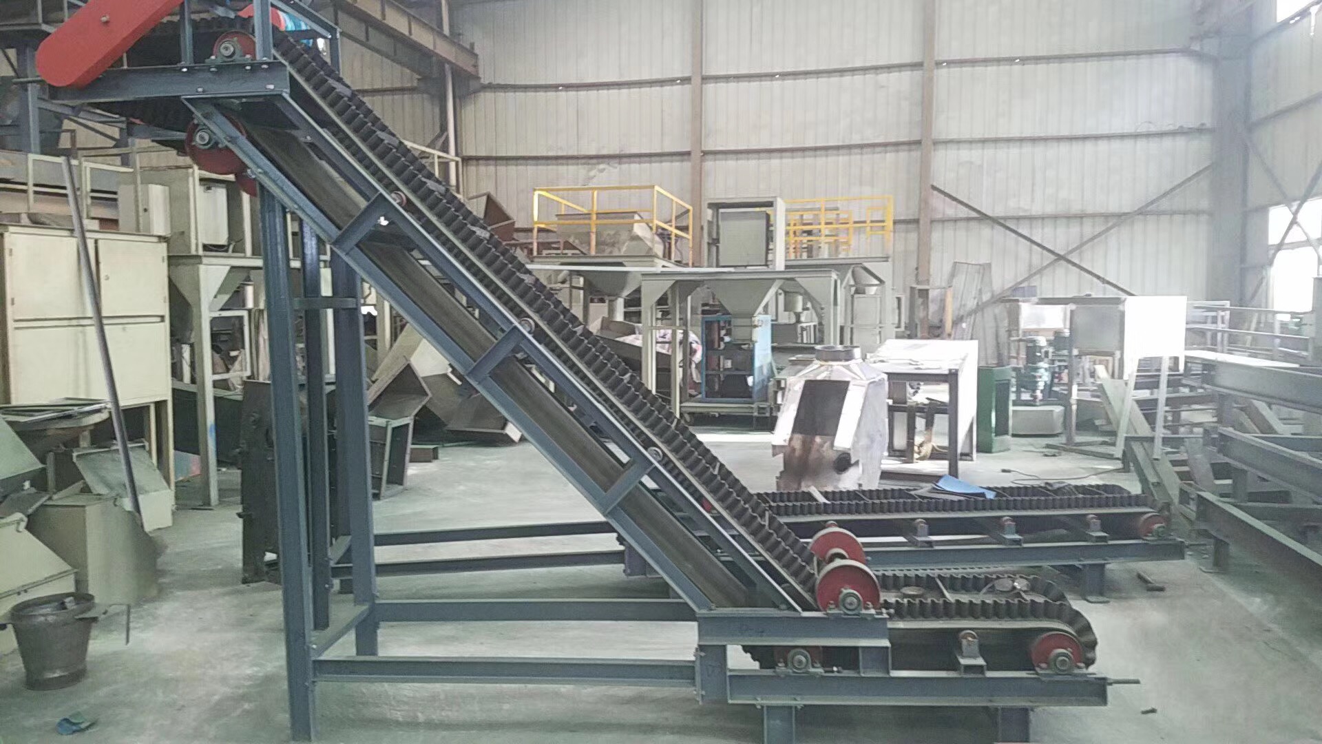 大傾角波狀擋邊帶式輸送機(jī)的結(jié)構(gòu)、安裝和調(diào)整(大傾角波狀擋邊輸送機(jī) 標(biāo)準(zhǔn))