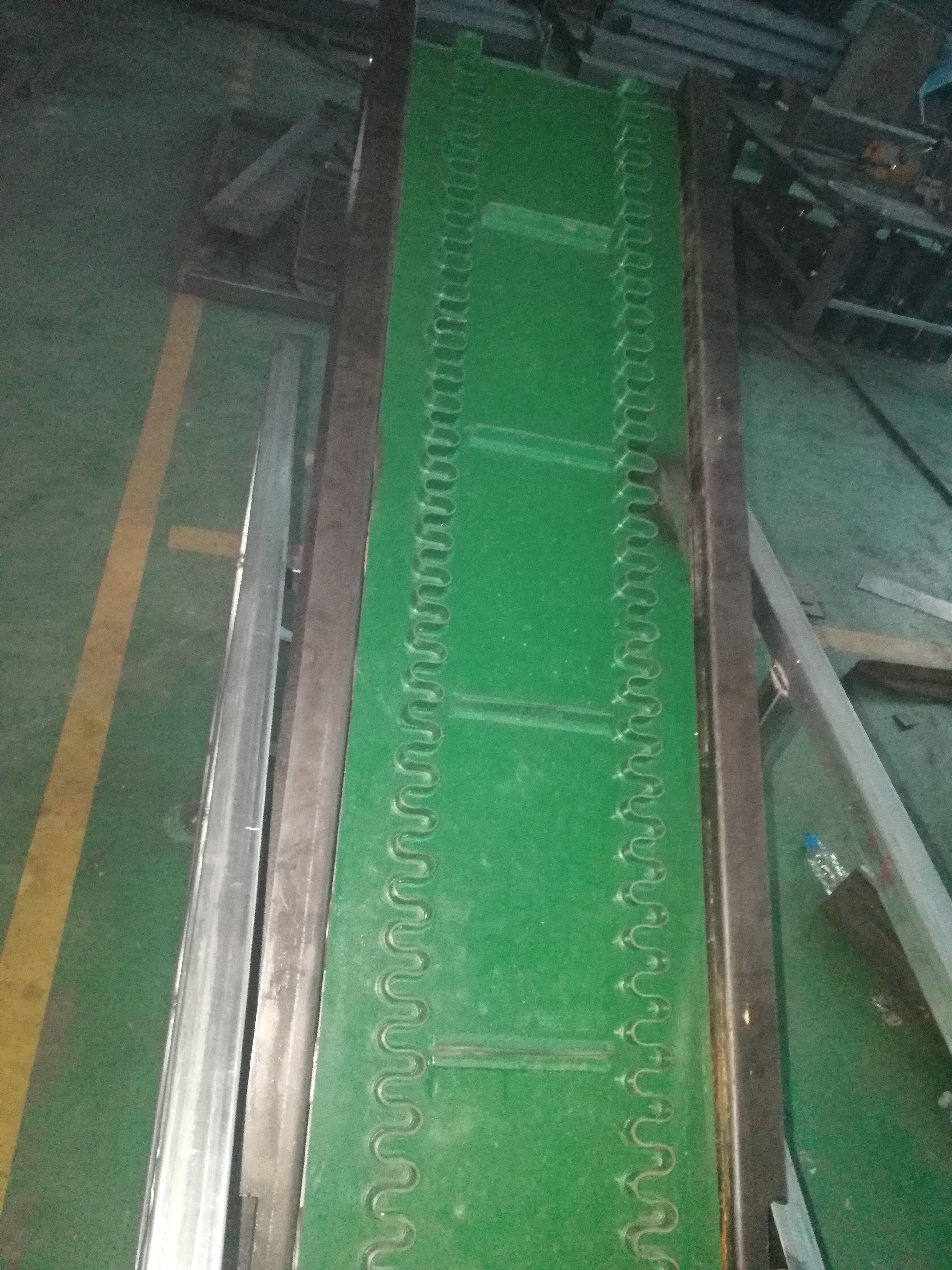 傾角皮帶輸送機(jī)分類(lèi)有哪幾種？它們的工作原理